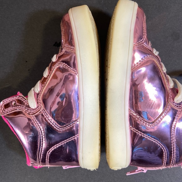 Girls metallic pink Skechers. Lace up in good condition size 9. Zip in back - Picture 6 of 11